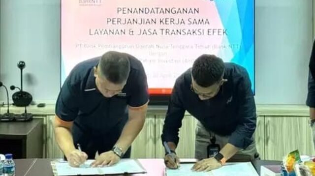 Pose Penandatanganan Kerjasama Bank NTT dan Ayovest. (Istimewa)
