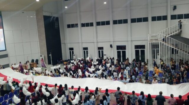 Pengibaran Sang Merah Putih sebagai deklarasi serukan NTT dan Indonesia pulih di GMIT Center, Kota Kupang, Minggu 7 Juni 2026.(Foto: Redaksi)