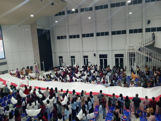 Pengibaran Sang Merah Putih sebagai deklarasi serukan NTT dan Indonesia pulih di GMIT Center, Kota Kupang, Minggu 7 Juni 2026.(Foto: Redaksi)